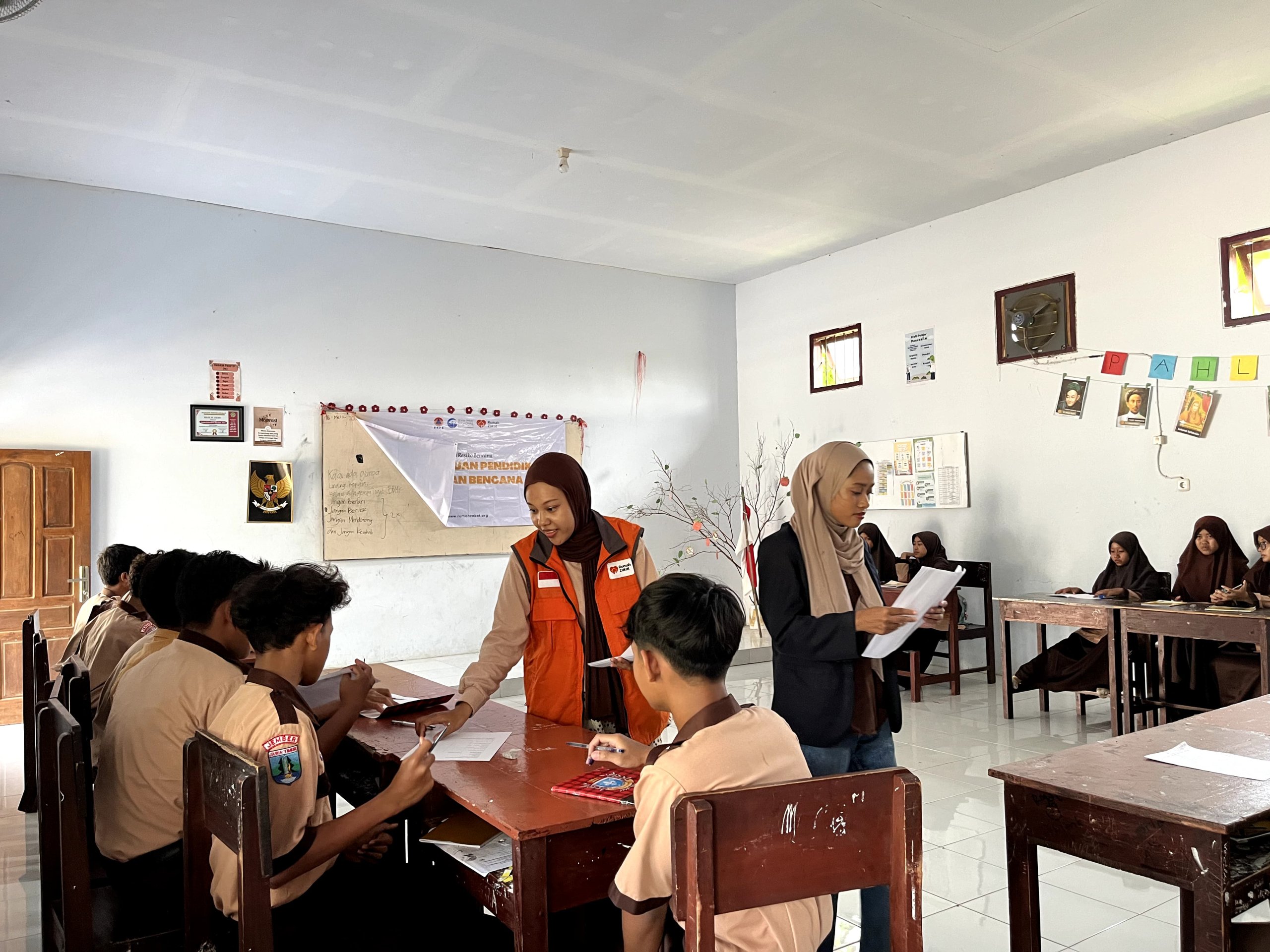 Pasca Bimtek SPAB, Rumah Zakat Bina Siswa SMP IT Ibnu Sina Hadapi Situasi Darurat