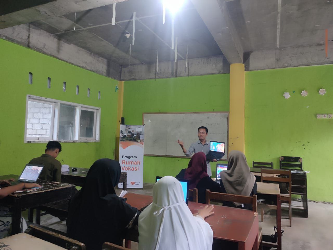 Pelatihan komputer untuk santri Zainul Mujahidin
