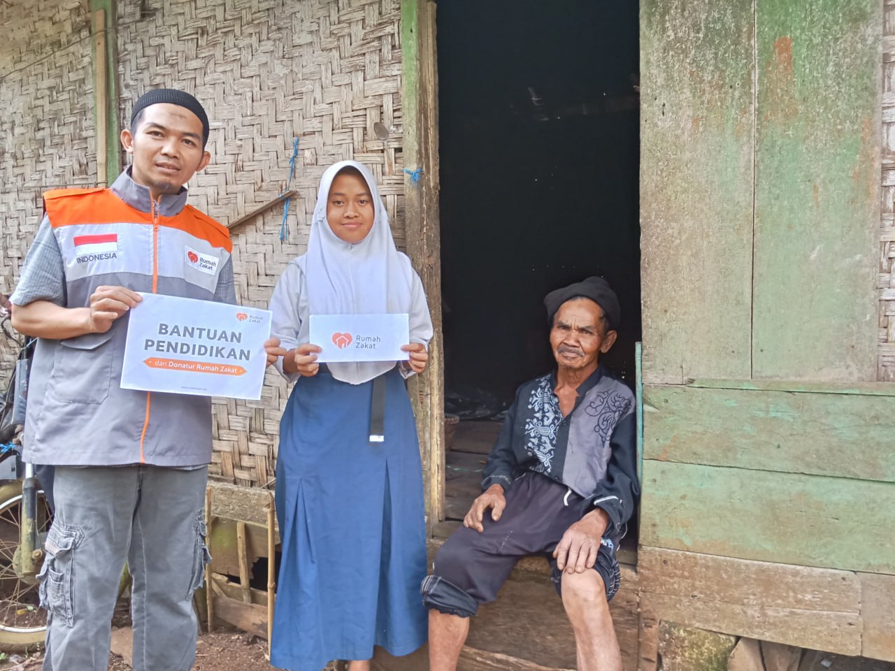 Senyum Bahagia Sani, Terima Bantuan Pendidikan Rumah  Zakat