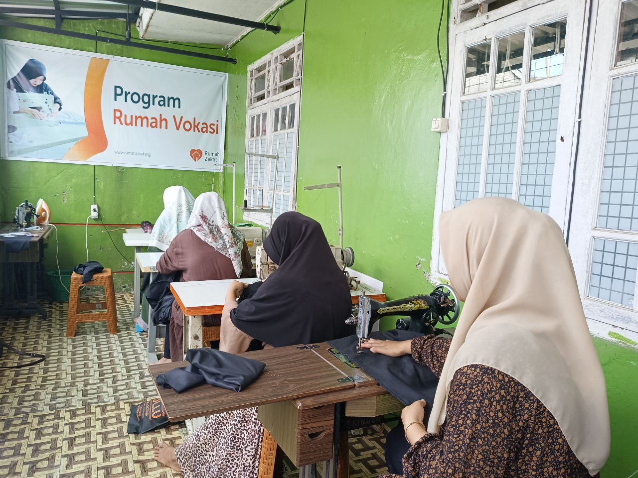 Lewat Pelatihan Menjahit Rumah Zakat, Masyarakat Bisa Tingkatkan Ekonomi