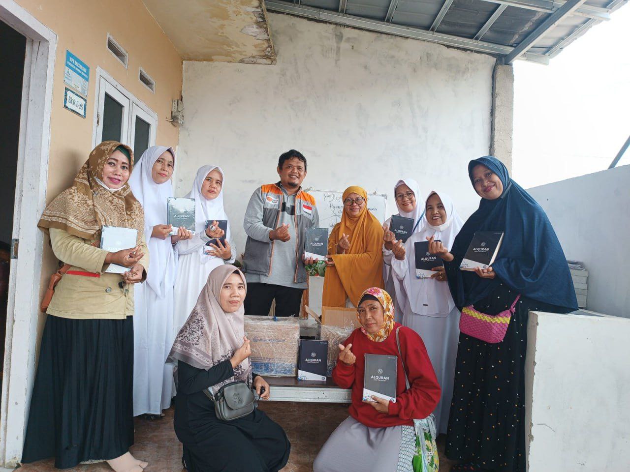 Tingkatkan Semangat Belajar Ibu-Ibu, Rumah Zakat Salurkan Al-Qur’an untuk GERAMI Eka Jaya