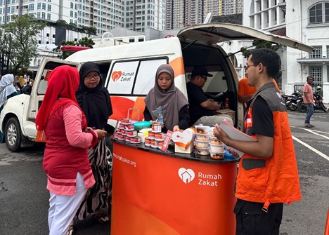 Warga Mampir ke Stan Rumah Zakat di CFD Medan untuk Mencicipi Daging Superqurban
