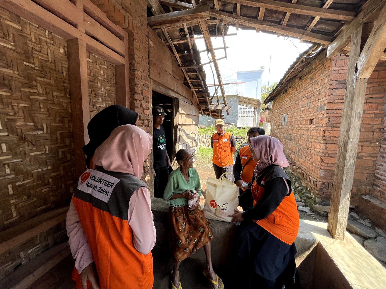 Rumah Zakat Salurkan SuperQurban untuk Lansia Prasejahtera di Desa Kalipang, Kediri