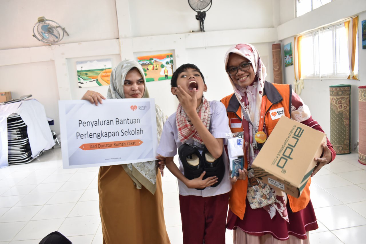 Lewat Bantuan Pendidikan Rumah Zakat, Siswa Disabilitas Kini Punya Perlengkapan Sekolah Baru