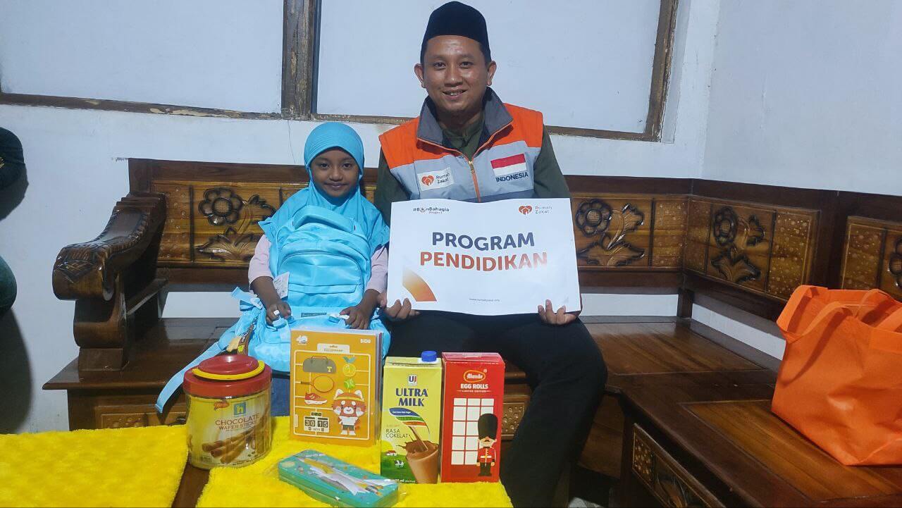 Wajah Bahagia Sasa Terima Bantuan Pendidikan Rumah Zakat