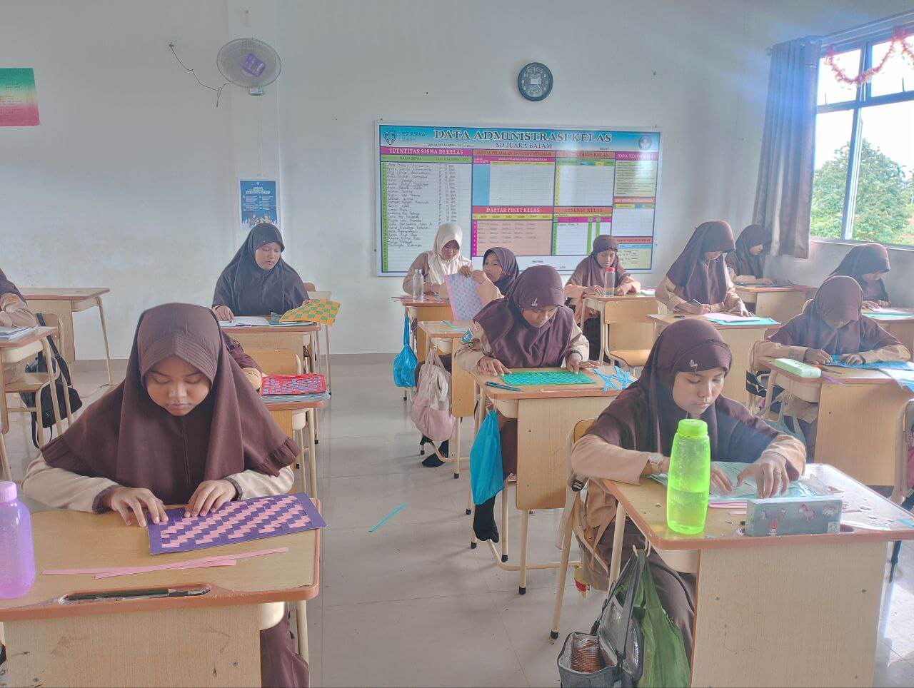 Siswa Kelas 5 SD Juara Batam Asyik Berkreasi dengan Anyaman Kertas Buffalo