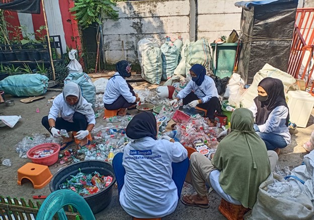 Wujud Komitmen Lingkungan, PT Pelindo Hadirkan Program Bank Sampah Bersama Warga Marunda