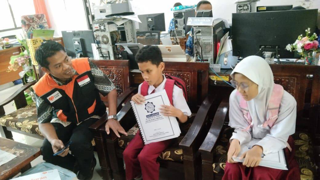 Bahagianya Siswa Tunanetra Dapat Al-Quran Braile dari Rumah Zakat