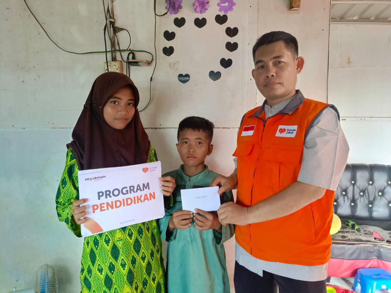 Akhirnya, Bantuan Pendidikan Rumah Zakat Bantu Meringankan Langkah Samy dan Syahira ke Sekolah