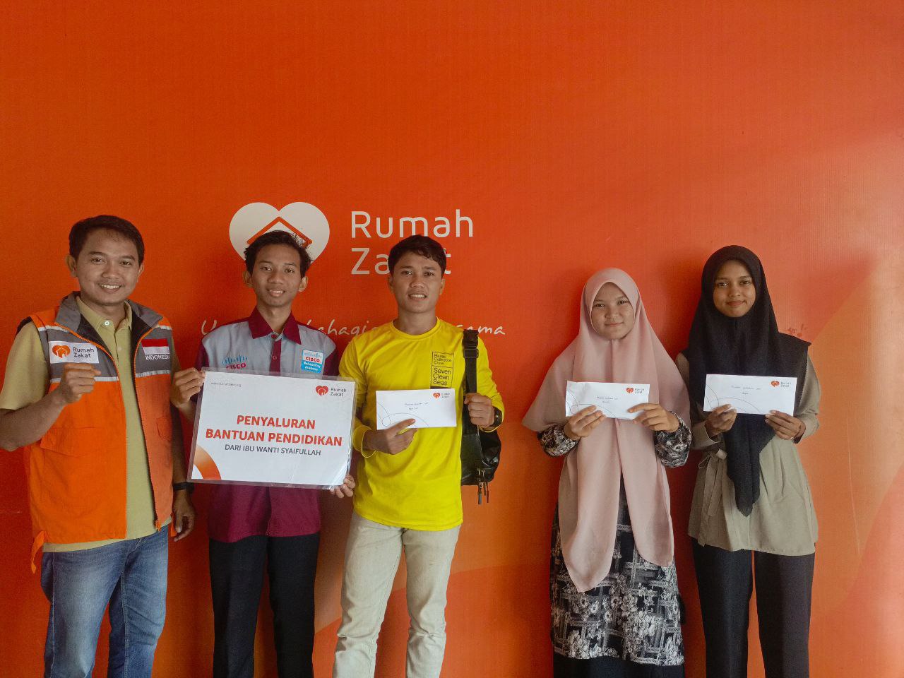 Terus Semangat Melanjutkan Sekolah, 3 Mahasiswa Prasejahtera Terima Bantuan Pendidikan Rumah Zakat
