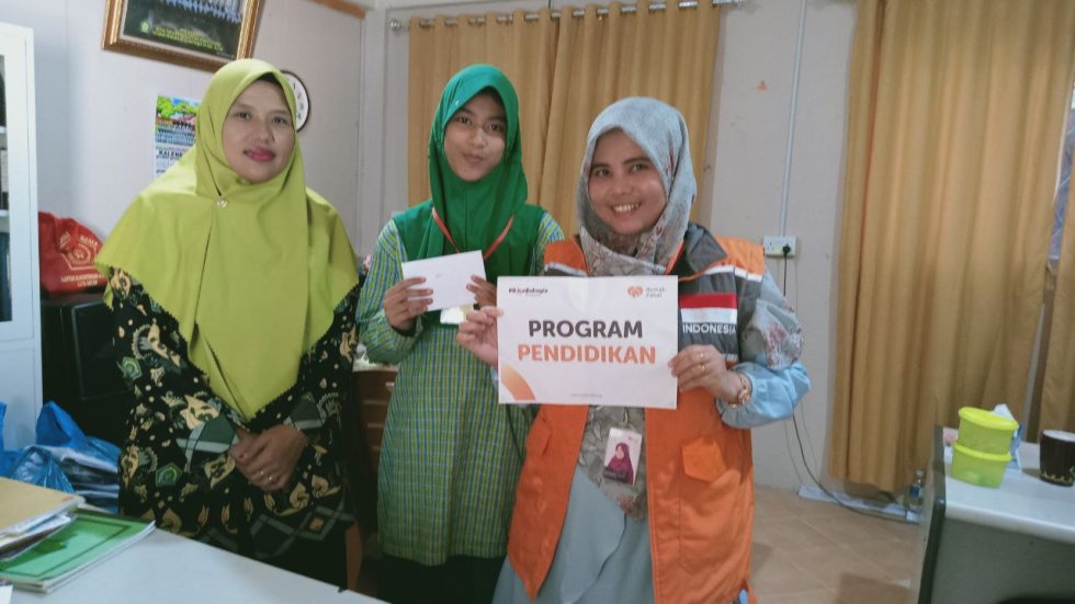 Bahagianya Erika, Akhirnya Tunggakan SPP Sekolahnya Lunas - Rumah Zakat