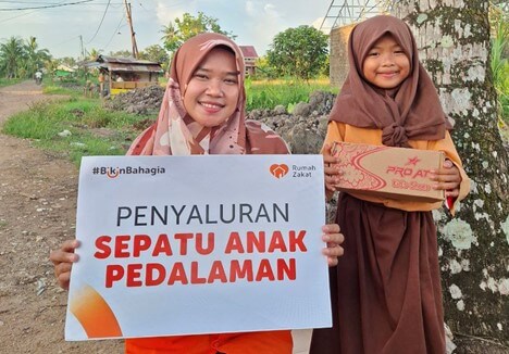 Ke Sekolah Tanpa Alas Kaki, Rumah Zakat Berikan Sepatu Baru untuk Siswa SD Al-Hikmah, Kubu Raya