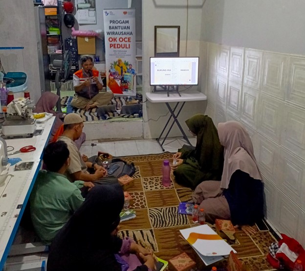 Pembinaan Kewirausahaan dan Penyaluran Bantuan Modal Usaha Rumah Zakat Bersama Ok Oce Peduli di Kampung Cibodas