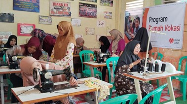 Pelatihan Menjahit Rumah Zakat Dukung Ibu-Ibu Desa Ganggo Hilia Bisa Bantu Ekonomi Keluarga