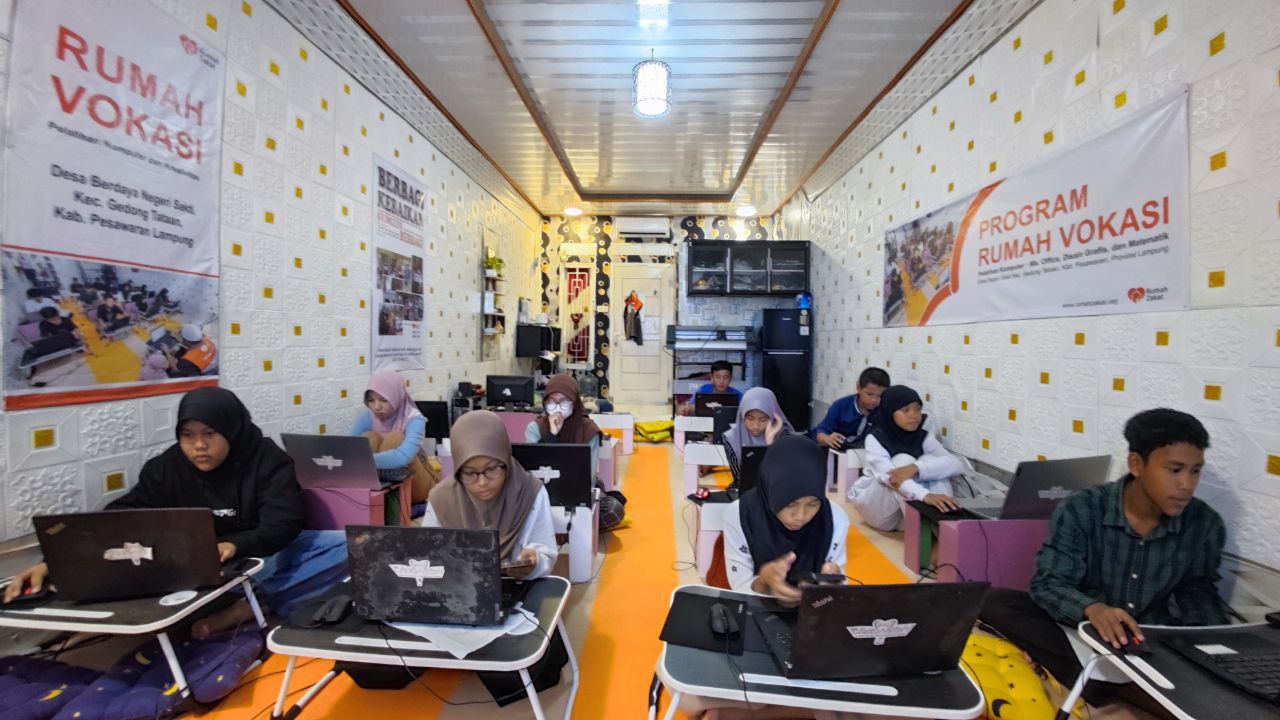 Kreatif dan Produktif, Rumah Zakat Berdayakan Masyarakat Pesawaran Terampil Menyablon  Digital