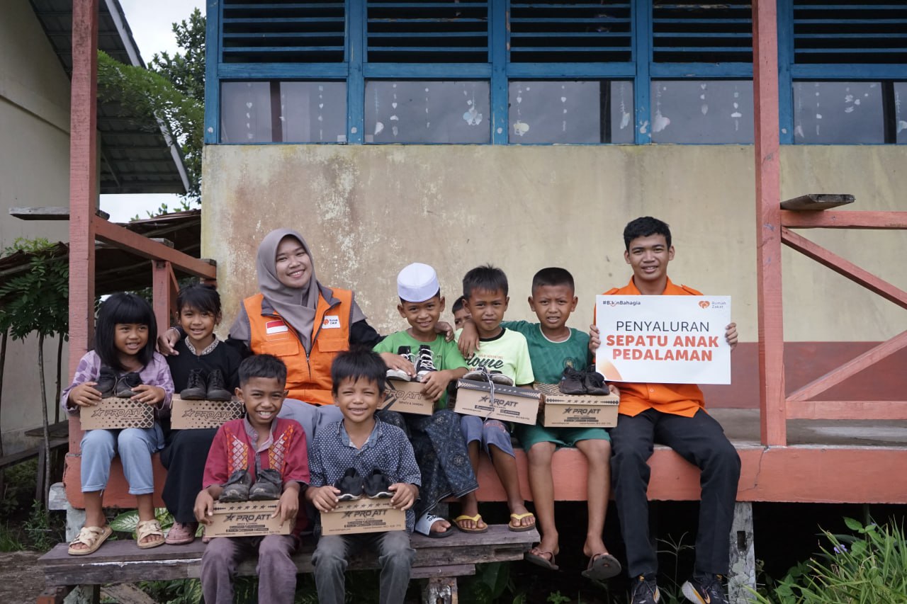 Pergi ke Sekolah Tanpa Alas Kaki, Rumah Zakat Berikan Sepatu Baru untuk Siswa di Pedalaman Pontianak
