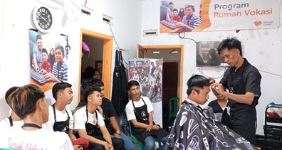Peserta Binaan Rumah Zakat Kuasai Skill Baru, Teknik Pangkas Rambut Model Remaja dan Anak