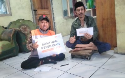 Rumah Zakat Bantu Pak Ace Holidin Guru Ngaji Lumpuh di Tasikmalaya