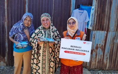 Rumah Zakat Sulsel Berbagi Paket Makanan di Kampung Kumuh Parangtambung