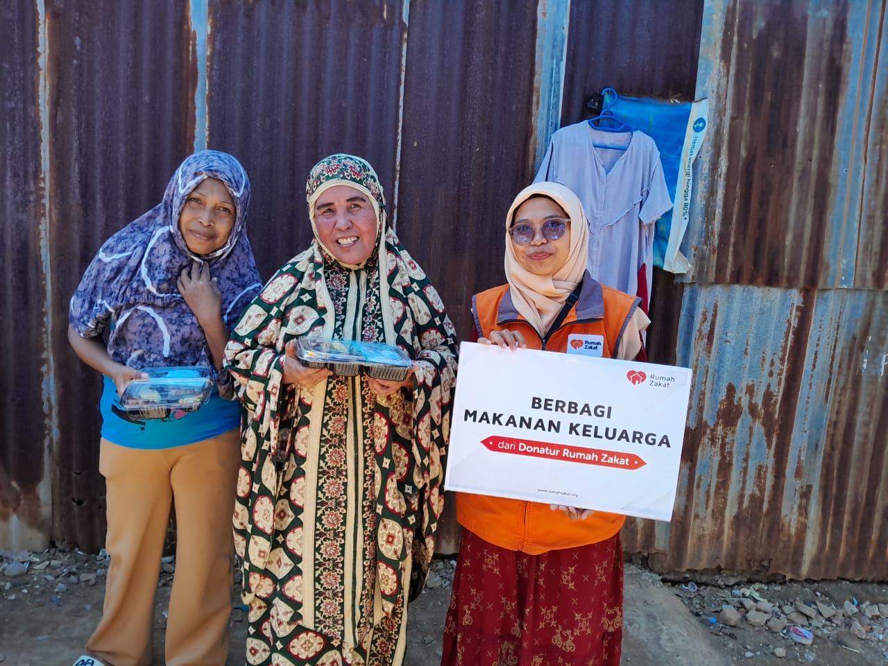 Paket makanan Rumah Zakat Sulsel untuk warga Parangtambung