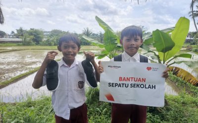 Pergi Belajar dengan Alas Kaki yang Rusak, Rumah Zakat Ajak 2 Siswa Tasikmalaya Beli Sepatu Baru