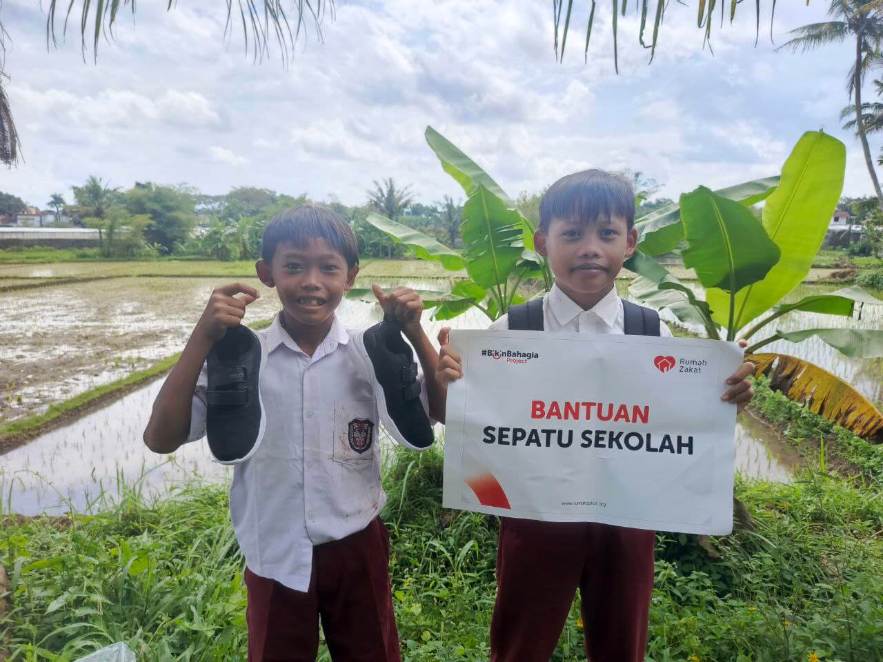 Bantuan Sepatu sekolah baru Bantuan Sepatu sekolah baru