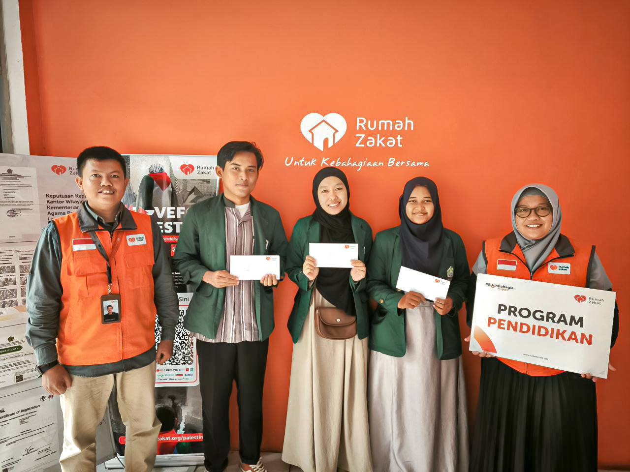 Beasiswa Baik 2 Mahasiswa UIN Raden Intan Lampung menerima beasiswa Rumah Zakat untuk bantu biaya pendidikan.