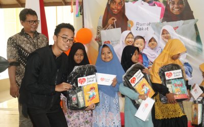 Berbagi Bersama Yatim, Rumah Zakat Salurkan Tas Hingga Perlengkapan Sekolah Baru