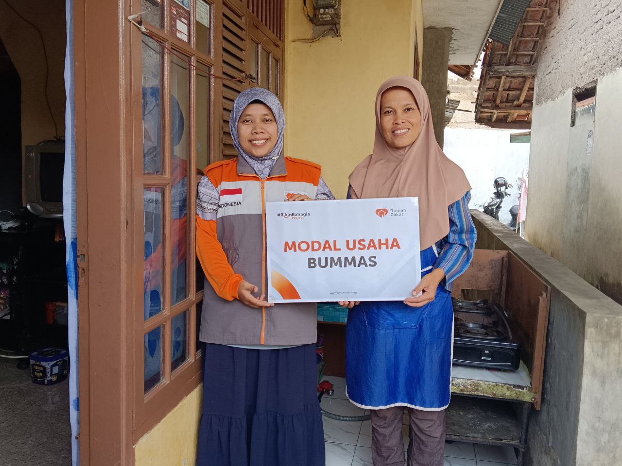 Bu Titin penerima bantuan modal usaha ibu rumah tangga dari Rumah Zakat