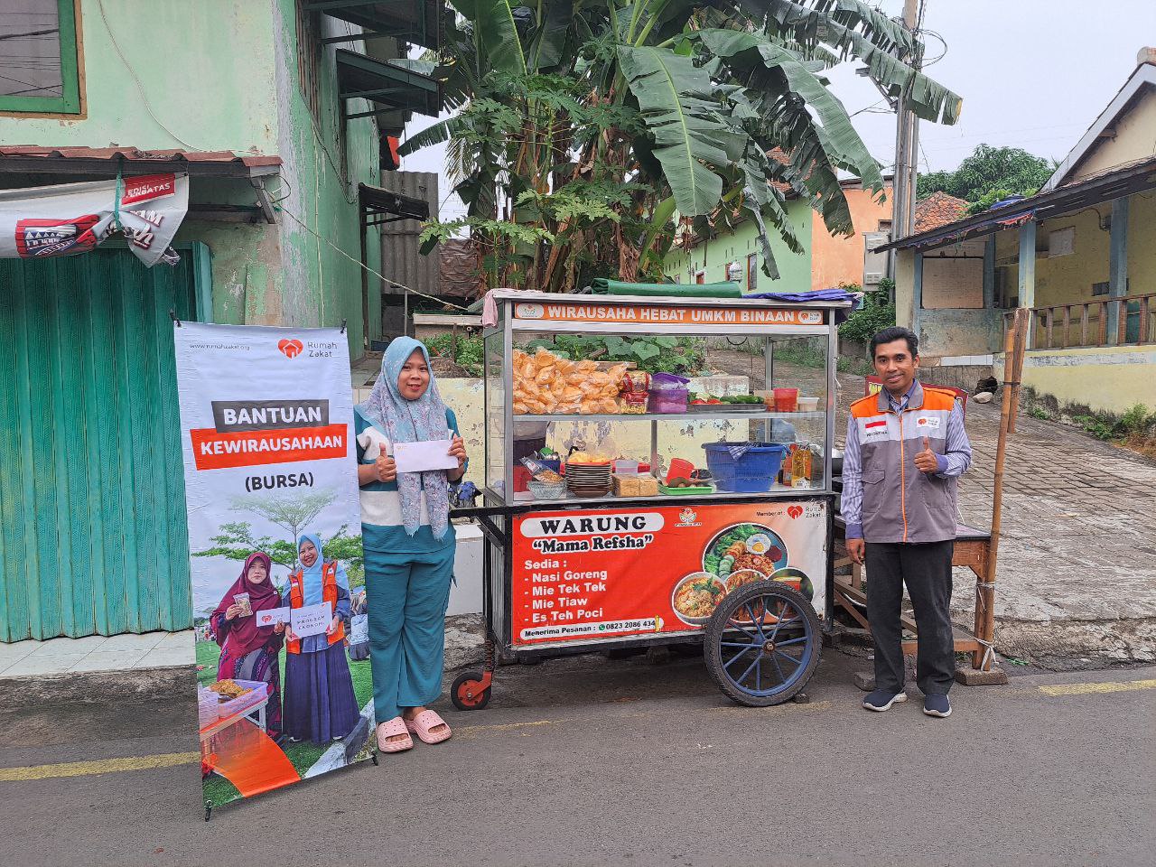 Penyaluran bantuan kewirausahaan Rumah Zakat kepada pelaku usaha di Desa Berdaya Rawa Arum, Cilegon