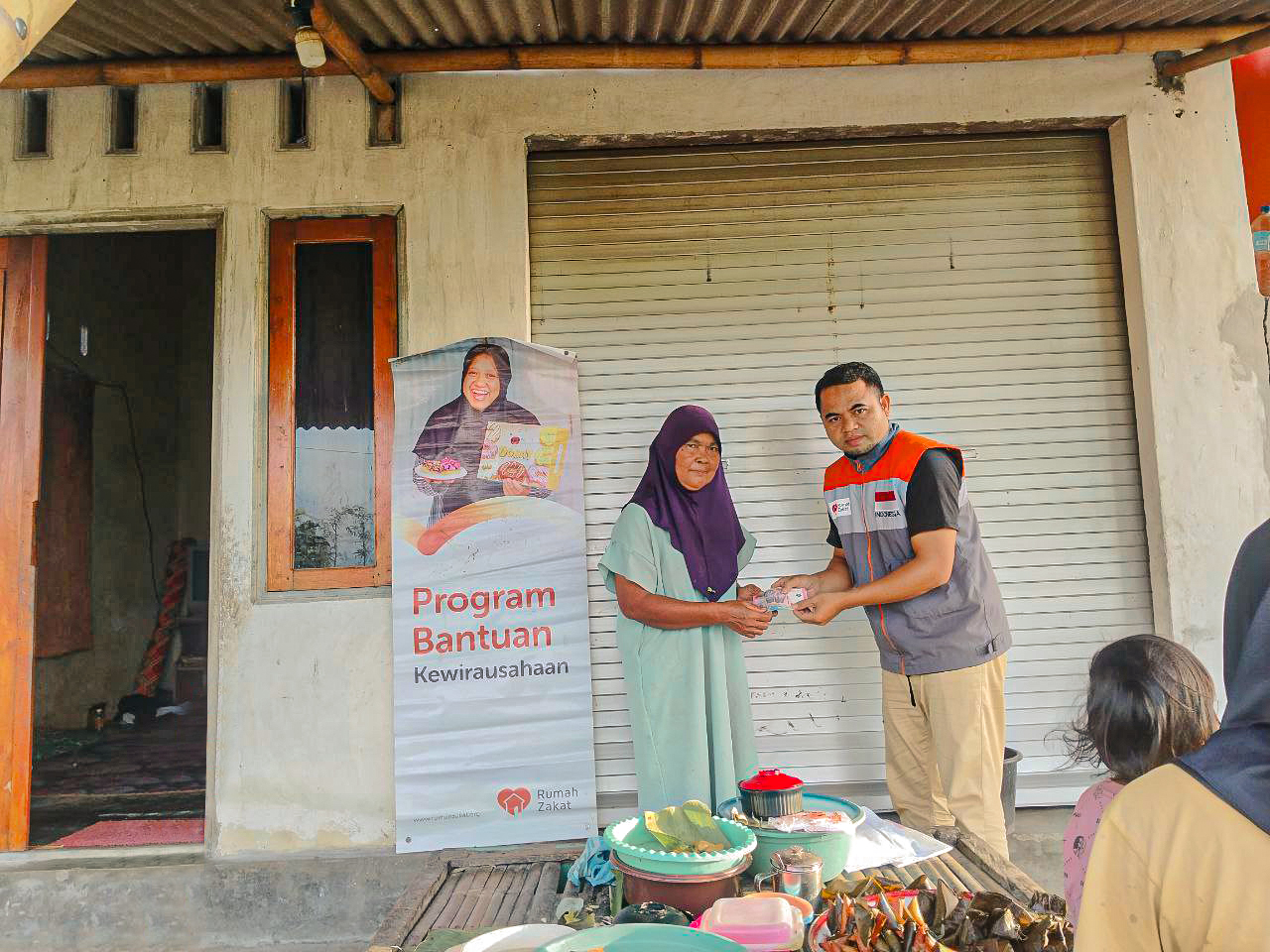 Ibu Zohrah Ibu Zohrah menerima dukungan usaha Rumah Zakat berupa modal dan pendampingan usaha serbuk lontong.