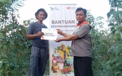 OK OCE dan Rumah Zakat Salurkan Bantuan Modal untuk Petani Hidroponik dan Pedagang Kecil di Desa Nusa Serasan