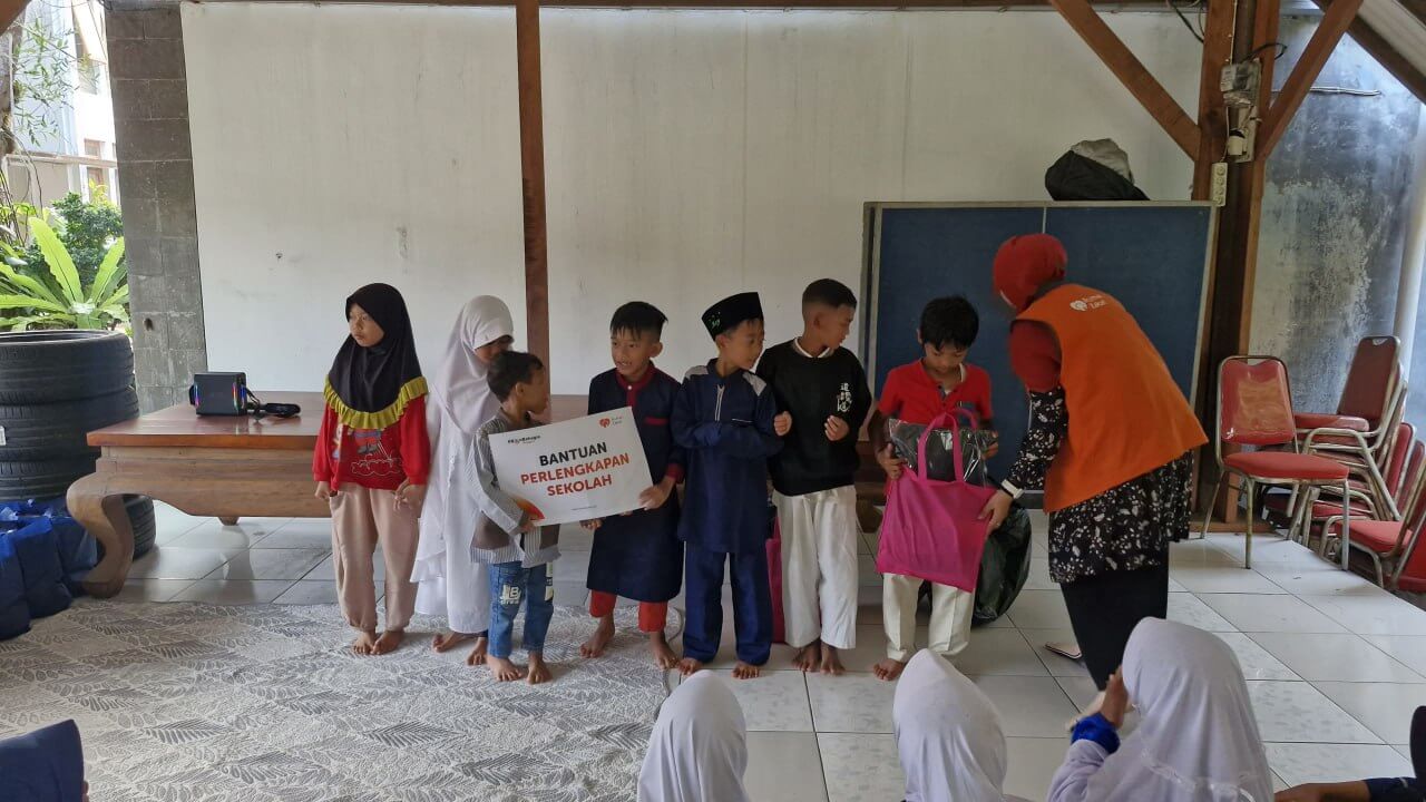 Penyaluran Bantuan Alat Sekolah untuk Anak Yatim di Cimahi Penyaluran Bantuan Alat Sekolah untuk Anak Yatim di Cimahi