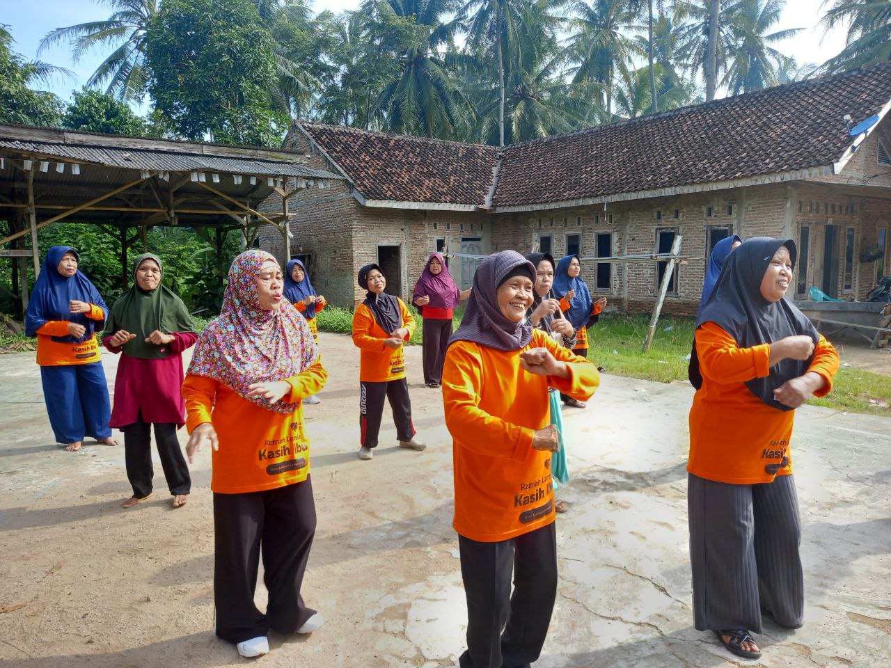 Senam lansia bersama Rumah Zakat di Pesawaran
