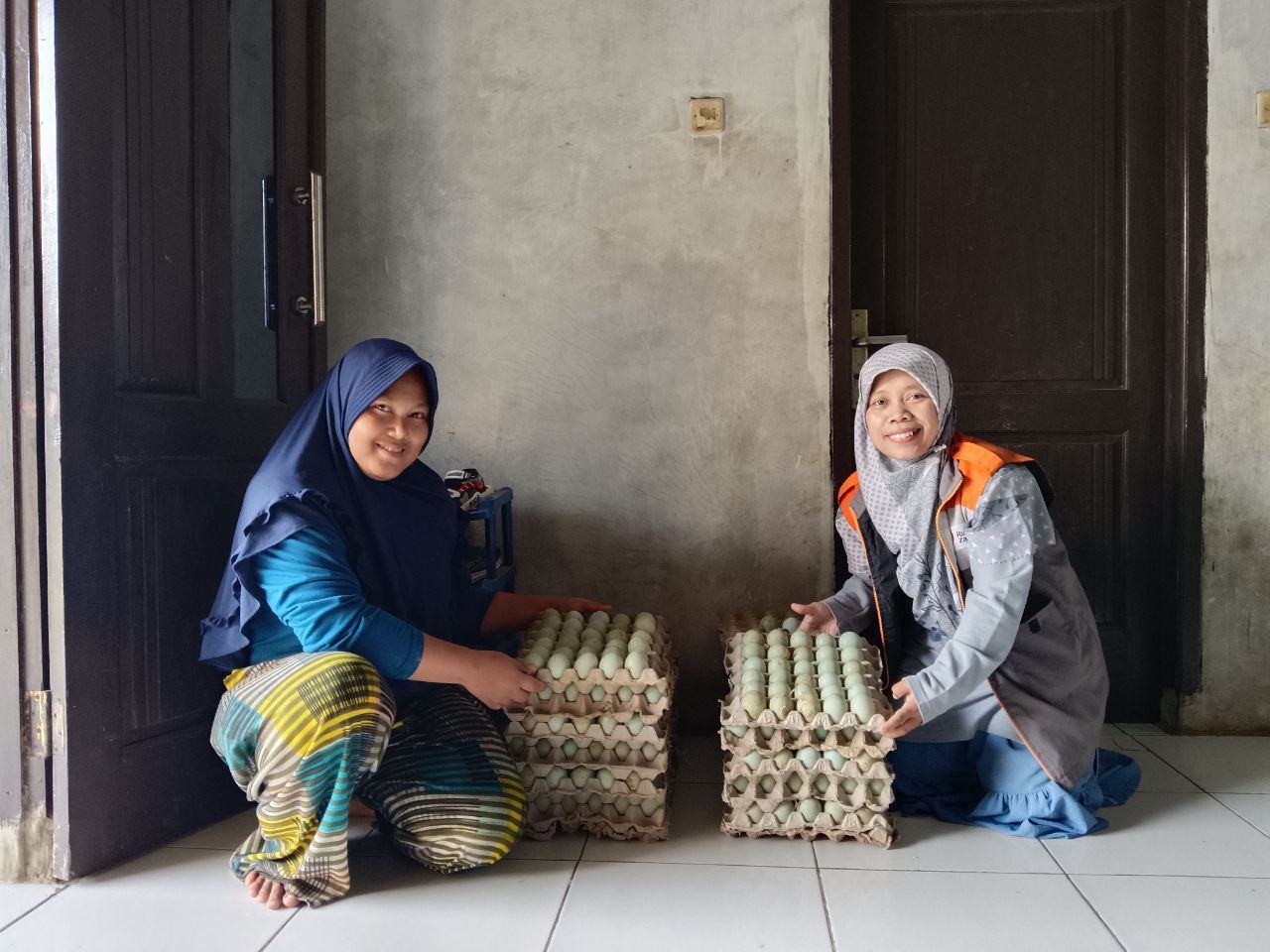 Telur asin Relawan Rumah Zakat mendampingi usaha telur asin milik Susi Sadiyah di Kabupaten Bandung