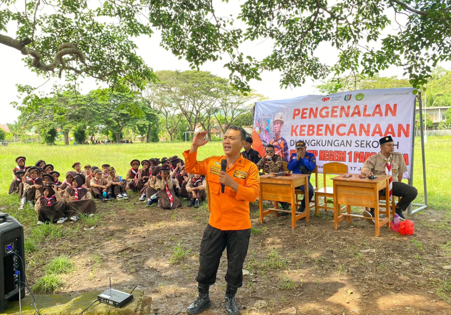 Foto kegiatan di lapangan dengan alt text: "Edukasi kebencanaan oleh Rumah Zakat di MPLS SMPN 1 Pardasuka"