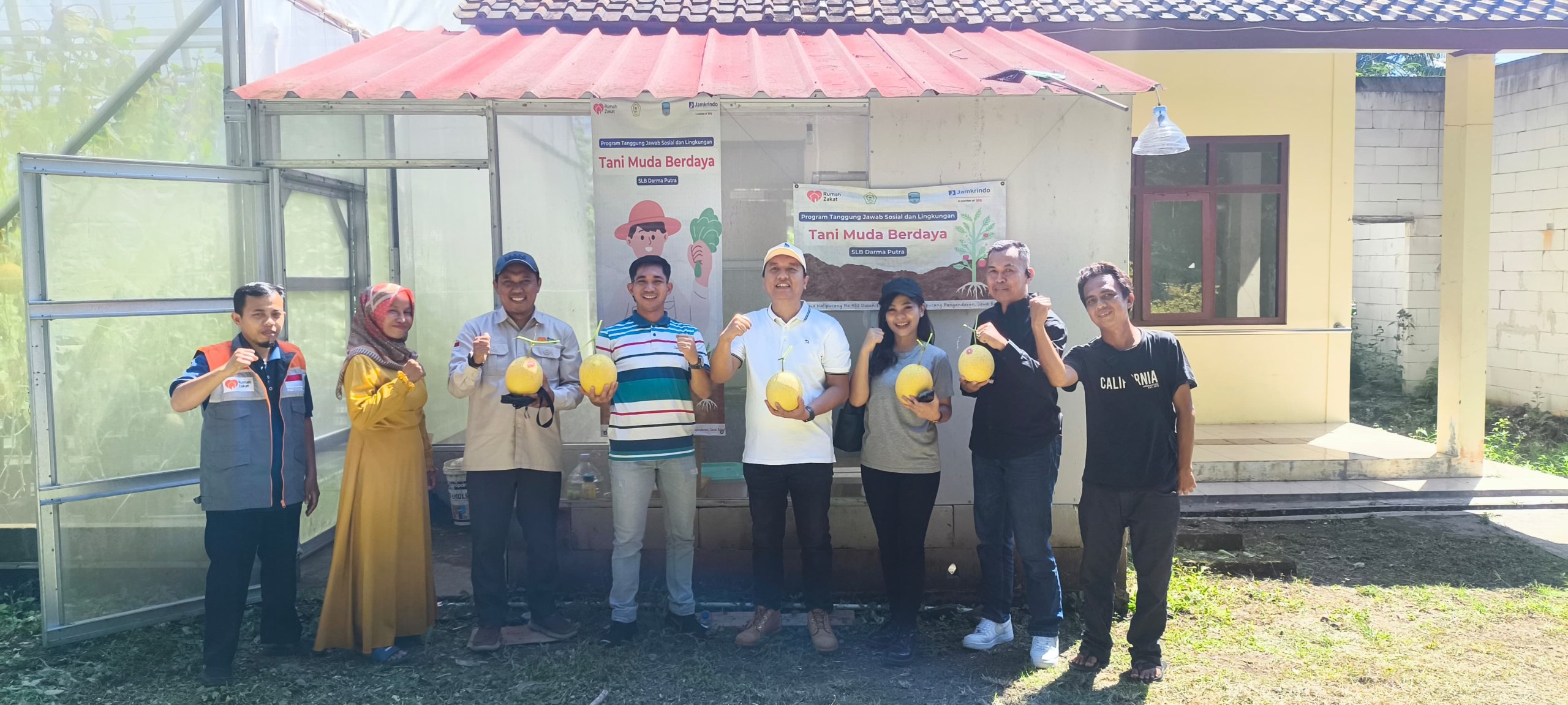 Panen Raya Melon Intanon oleh Rumah Zakat di Pangandaran bersama siswa SLB
