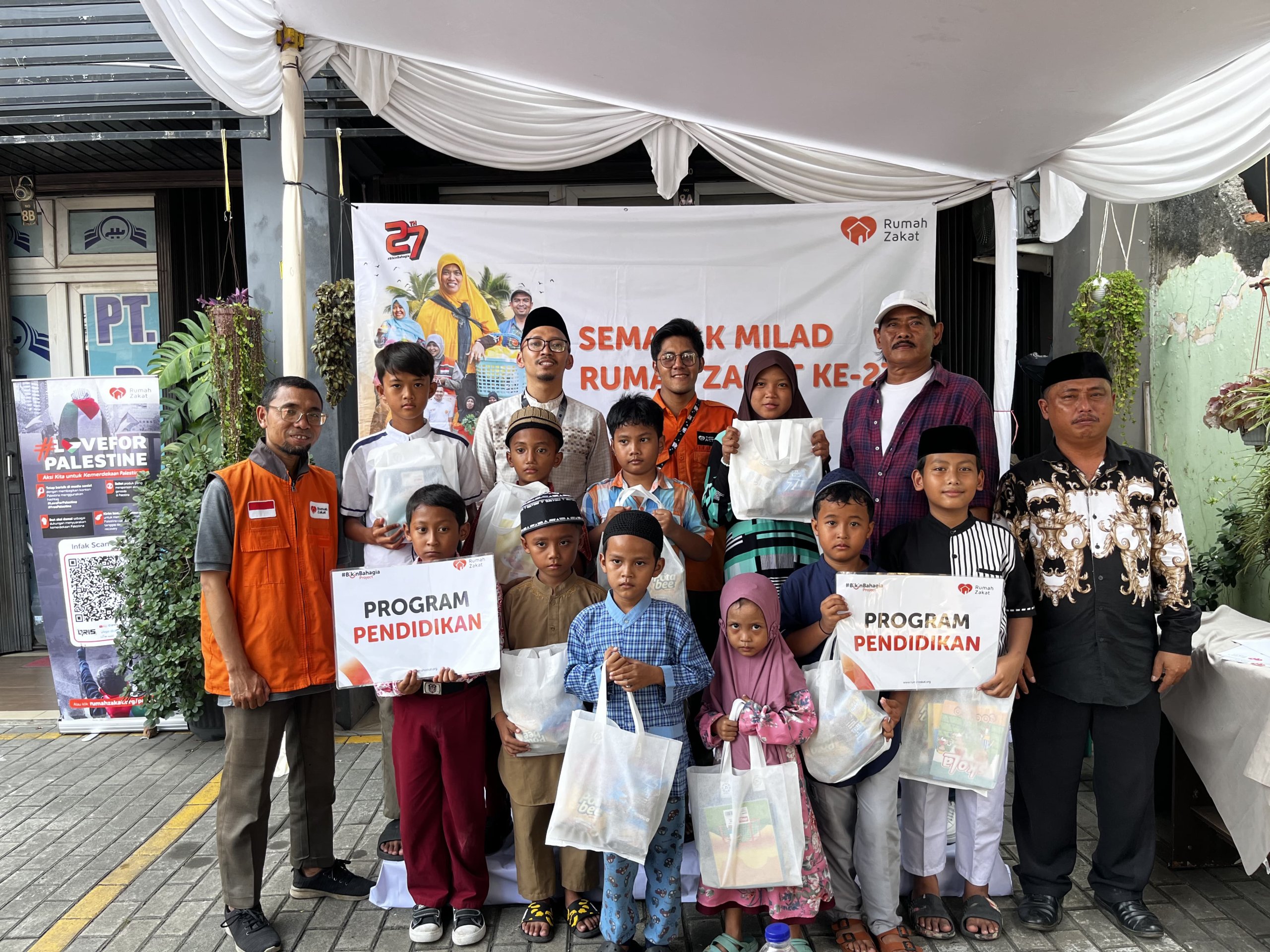WhatsApp Image 2025-07-31 at 14.11.35 Relawan Rumah Zakat menyerahkan paket sembako kepada warga dalam rangka Milad ke-27