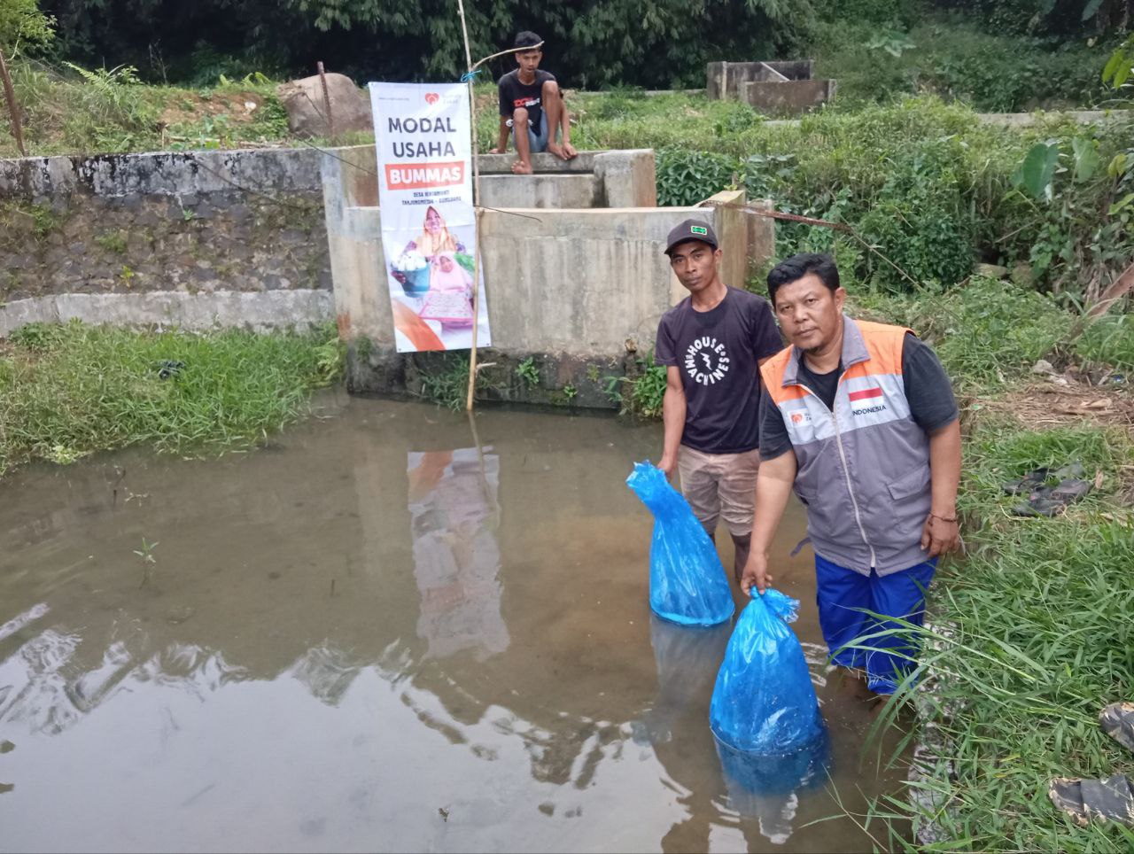 Penyerahan bantuan usaha perikanan Rumah Zakat kepada BUMMas Putra Medar di Sumedang