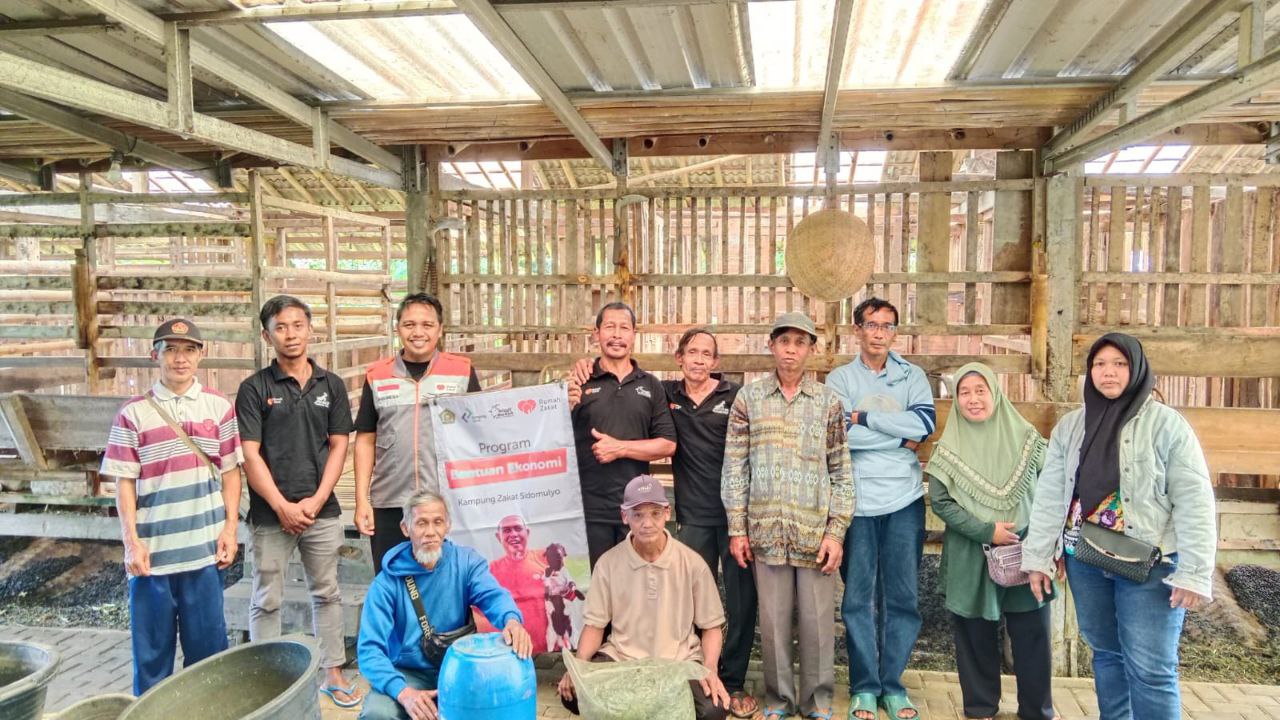 photo_2025-07-22_09-36-35 Peternak belajar membuat silase dalam pelatihan pakan silase Rumah Zakat di Omah Menda, Purworejo.