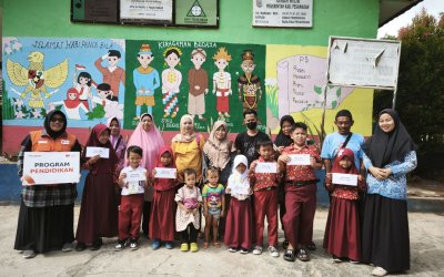 Rumah Zakat Berikan Bantuan Pendidikan untuk Anak Yatim dan Dhuafa di Teluk Pandan