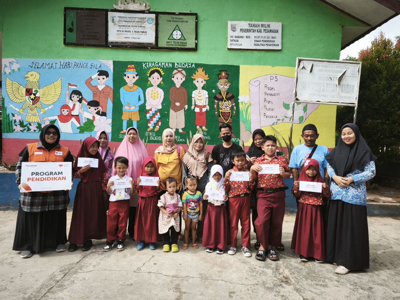 photo_2025-07-22_10-27-45 Penyerahan bantuan pendidikan tunai kepada siswa SDN 5 Teluk Pandan oleh Rumah Zakat.