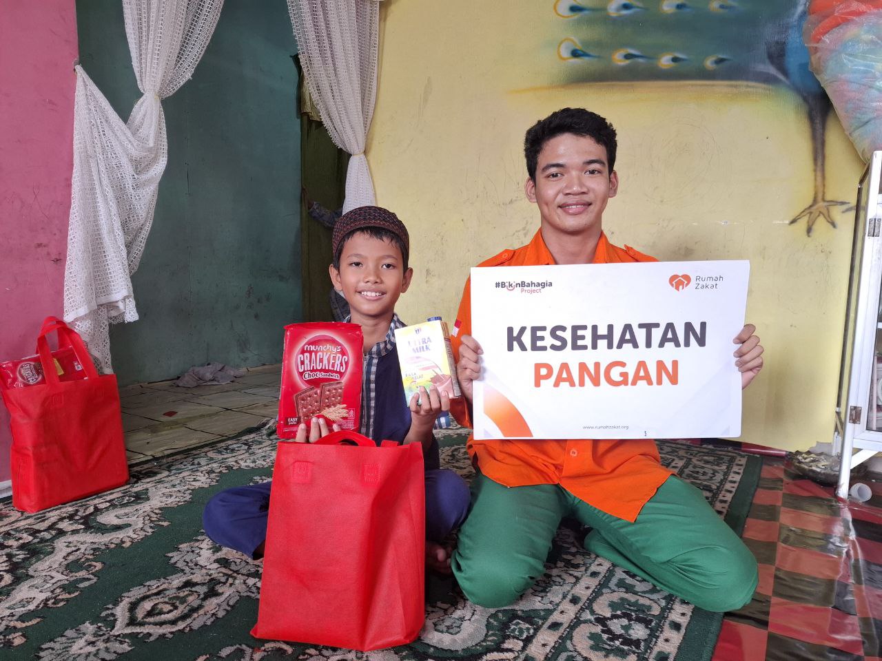 photo_2025-07-22_11-32-32 Anak-anak menerima bingkisan di pesisir sungai