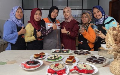 Peserta Program Rumah Vokasi Tataboga Antusias Mengikuti Pelatihan Membuat Brownies