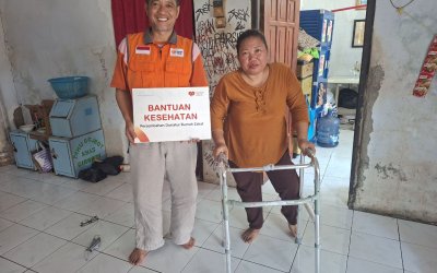 Rumah Zakat Bantu Ibu Cartimah Dapatkan Alat Bantu Jalan