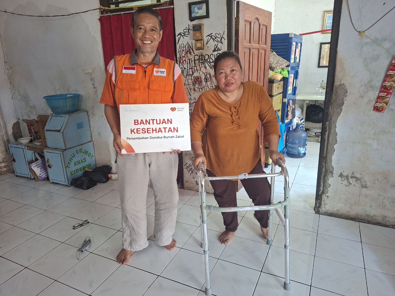 Ibu Cartimah menerima alat bantu jalan dari Rumah Zakat di Cirebon