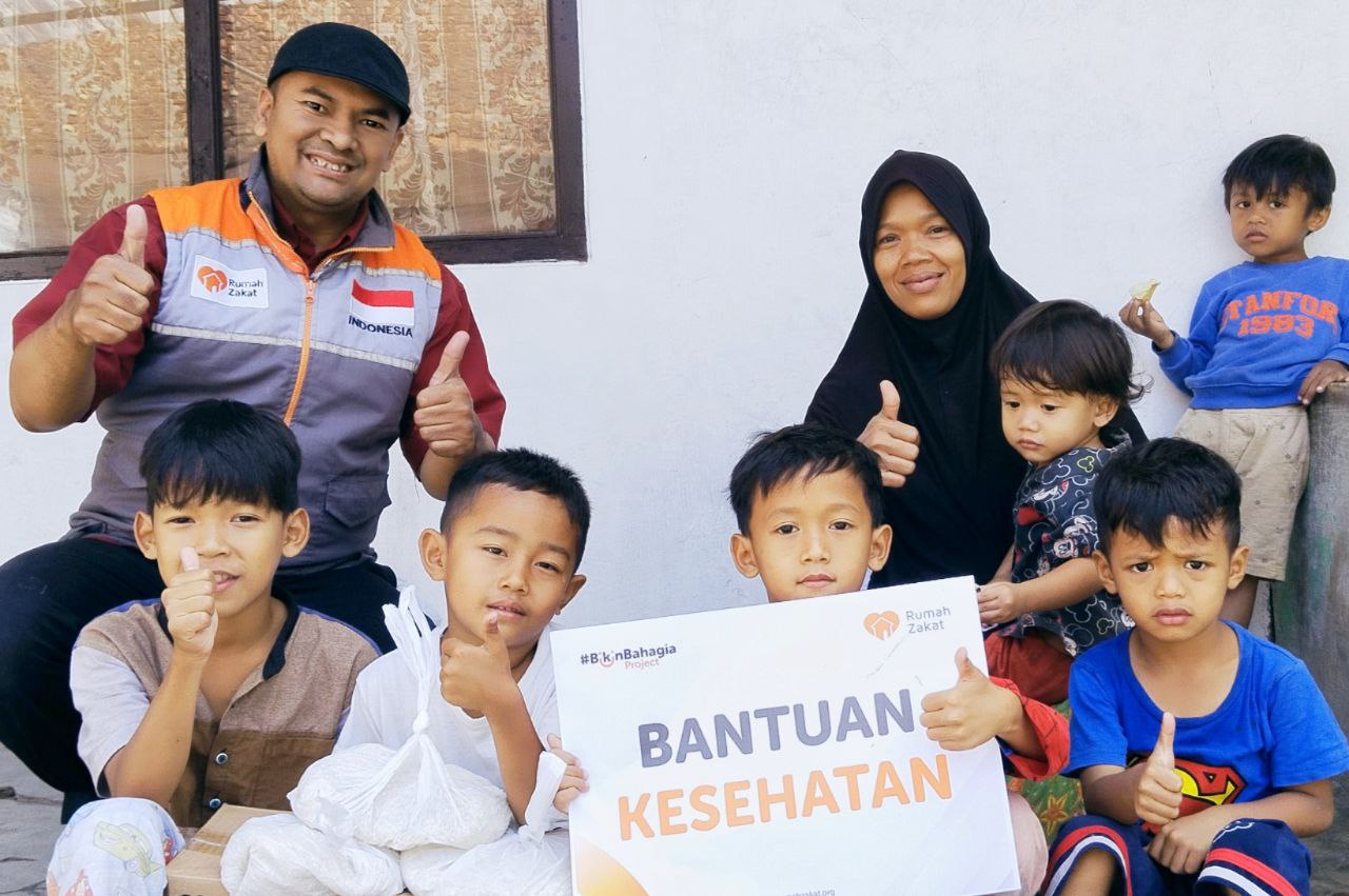 photo_2025-07-25_09-45-39 Relawan Rumah Zakat menyerahkan bantuan pangan untuk Ibu Nuryani dan anak-anaknya di Ujungberung, Bandung
