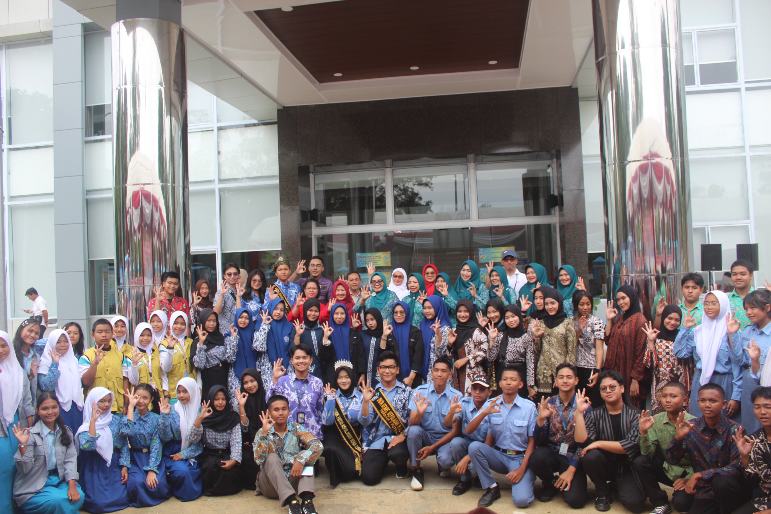 HUT 80 Relawan Rumah Zakat menyerahkan bantuan sembako kepada lansia dalam rangka peringatan HUT RI ke-80 dan Hari Remaja Internasional.