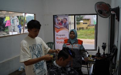 Kapster Viral di Ciamis, Rizki Santri yang Sukses Buka Pangkas Rambut Usai Ikut Pelatihan Rumah Zakat