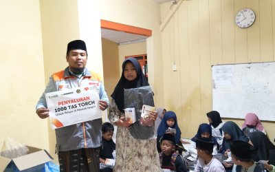 Torch Bersama Rumah Zakat Hadirkan Paket Tas Torch untuk Pelajar di Madura